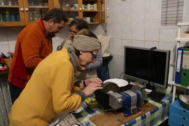 Unter der Anleitung von Bernhard Haas konnten Messer geschliffen werden.