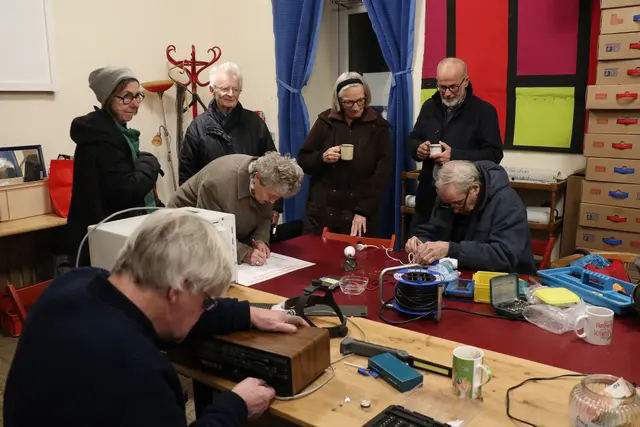 Beim Reparaturcafé im Bahnhofsgebäude Unter Purkersdorf wurde fleißig gewerkt.
