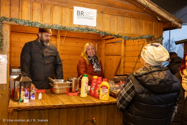 Jürgen aus dem Küchenteam mit Julia - Betreuerin Station Sonnenblume (vlnr) - hier gab es "Warmes Essen". | Foto: www.cine-motion.at / Ivanek