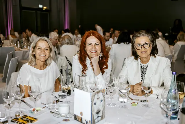 Dem Dresscode entsprechend ganz in Weiß: LR a.D. Patrizia Zoller-Frischauf, Landesrätin Conny Hagele und Brigitte Faber (v.r.n.l.) | Foto: Blickfang/Julia Türtscher