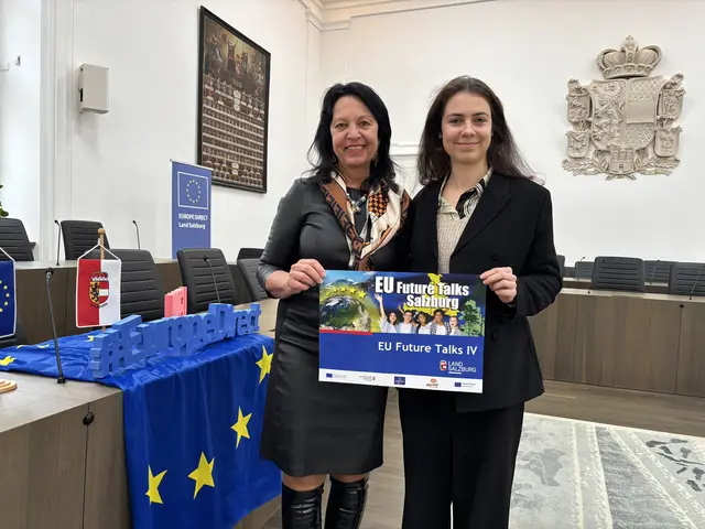 Gritlind Kettl, Leiterin von Europe Direct und der Stabsstelle EU-Bürgerservice (links) mit Anna Kierner aus der Stadt Salzburg. | Foto: Julia Hettegger