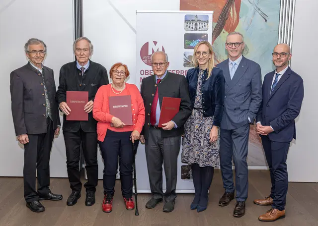 Gruppenfoto mit Geehrten aus dem Bezirk Perg. Am Foto von links Präsident Reinhold Klinger, Josef Kroiss (Mühlsteinmuseum Steinbrecherhaus), Monika Estl (Freilichtmuseum Großdöllnerhof), Harald Marschner (Mühlsteinmuseum Steinbrecherhaus), Direktorin Margot Nazzal, Generaldirektor Othmar Nagl, Geschäftsführer Klaus Landa. | Foto: erblehner.com