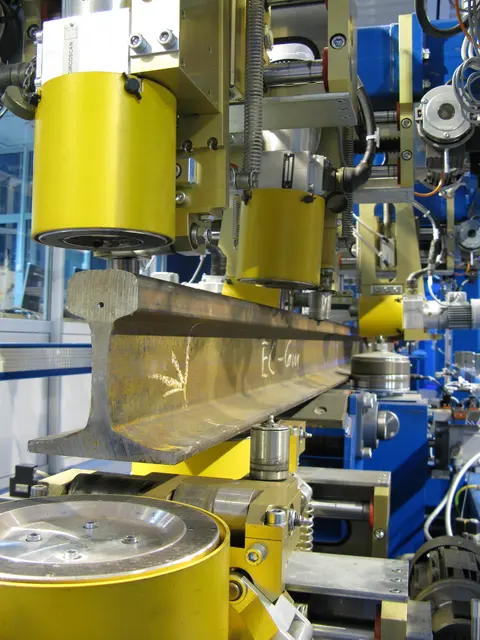 Die International Steel Consulting plant und konstruiert Einrichtungen für Schienenprüfungen.