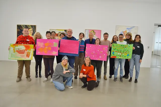 Im Rahmen der VZ Engagementtage im Advent wurden von autArK-Künstlerinnen und Künstlern Weihnachtspapierbögen gestaltet.  | Foto: Verantwortung zeigen