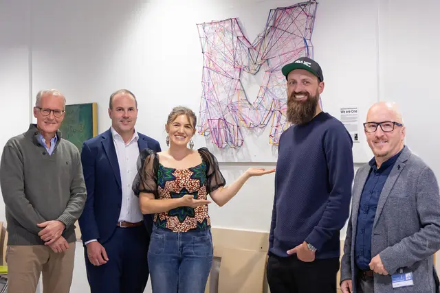 Christian Deetjen (interim. ärztl. Direktor und
Abteilungsvorstand Gynäkologie), Christoph Pfluger (Verwaltungsdirektor des BKH), Manuela Erber-Telemaque (Obfrau von Zukunft für Tshumbe),
Christoph Burghardt von der Kreativwerkstatt Merlonic und Xaver Groll (interim. Stv.-Pflegedirektor) vor dem Kunstwerk. | Foto: Zukunft für Tshumbe