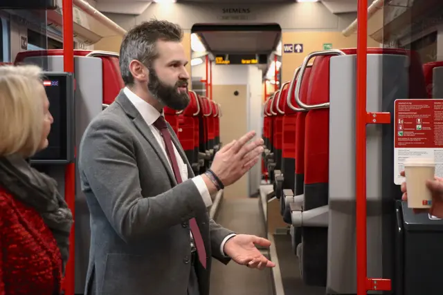 Projektleiter Michael Friedrich führte durch den neuen Zug und zeigte die moderne Ausstattung. | Foto: Christiane Nimpf