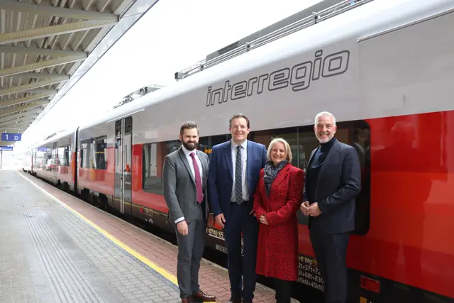 Projektleiter Michael Friedrich, Verkehrslandesrat René Zumtobel, Landtagsabgeordnete Claudia Hagsteiner und ÖBB-Regionalmanager Werner Dilitz (v.l.) stellten die neuen Zugverbindungen vor. | Foto: Christiane Nimpf