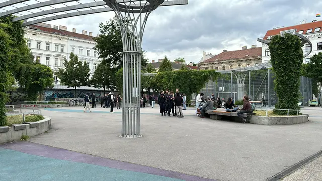 Das Waffenverbot am Yppenplatz wird von der Polizei kontrolliert. | Foto: Ronja Reidinger/MeinBezirk