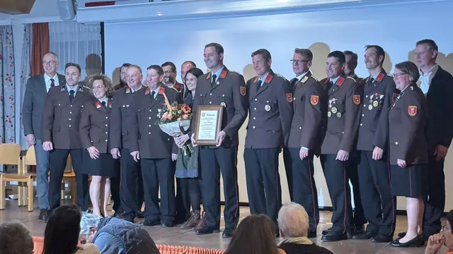 Ortsfeuerwehrkommandant Markus Pfeifenberger hat am 14. November 2025 das Ehrenzeichen der Marktgemeinde St. Michael in Gold bekommen. | Foto: pjw