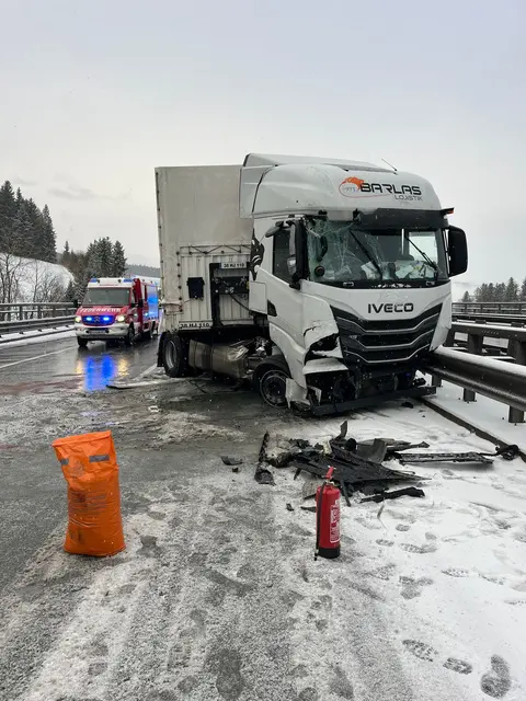 Die winterlichen Fahrverhältnisse wurden zwei Lkw auf der Südautobahn zum Verhängnis. | Foto: Asfinag