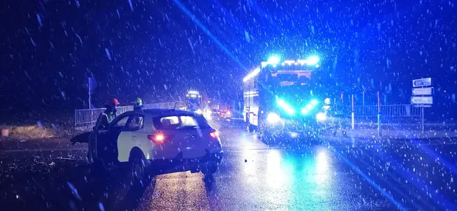 In den frühen Stunden ereignete sich ein Verkehrsunfall auf der B122 im Kreuzungsbereich der großen Unterführung, bei dem zwei Pkws kollidierten. | Foto: FF Aschbach-Markt