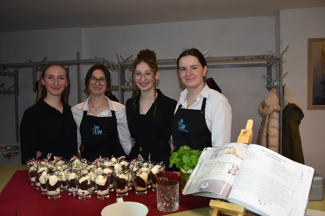 Die Schülerinnen der HLW Hermagor verköstigten die Besucherinnen und Besucher. | Foto: MeinBezirk/Carmen Rienzner