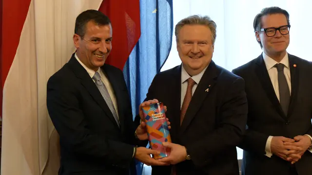 Symbolische Staffelübergabe im Roten Salon mit den beiden Stadtchefs und Demokratiestadtrat Czernohorszky. | Foto: Andreas Pölzl/MeinBezirk