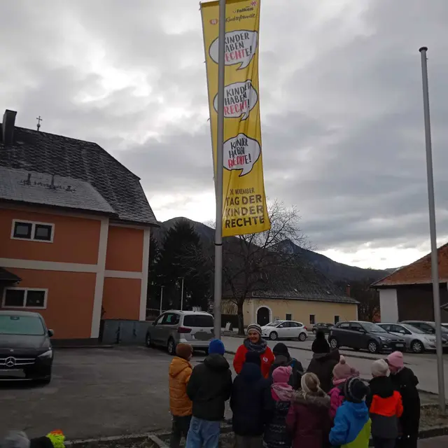 Am 20. November hissten die Kinderfreunde Molln am Schulgelände der Volks- und Mittelschule die Fahne der Kinderrechte. | Foto: Kinderfreunde Molln