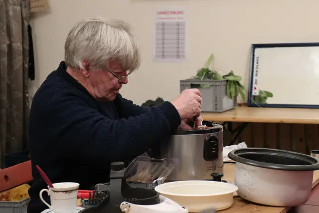 Martin Hackl schraubt an einem Reiskocher