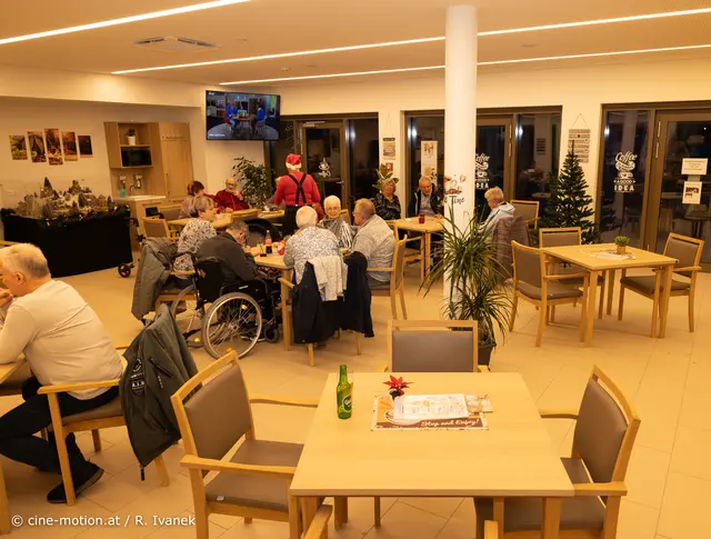 Die Cafeteria, der Treffpunkt zum Aufwärmen. | Foto: www.cine-motion.at / Ivanek