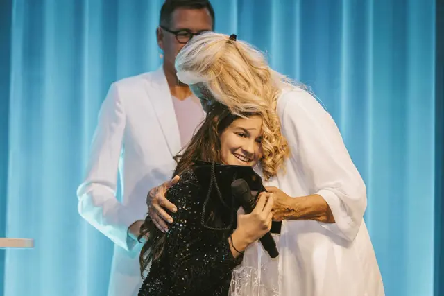 "Voice Kids"-Finalistin Ancrea wurde nach ihrem Auftritt geherzt. | Foto: Blickfang/Julia Türtscher