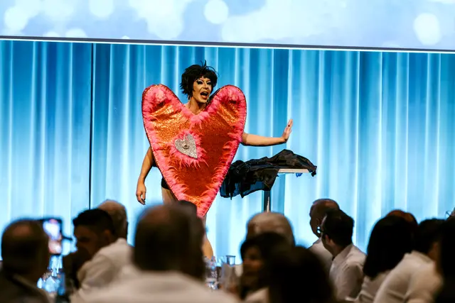 Drag Queen Vanessa: Showauftritt mit viel Herz. | Foto: Blickfang/Julia Türtscher