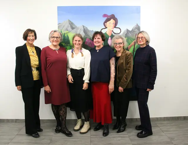 Mit dem Ausstellungtitel „Madler s´isch Zeit“ setzten sich die wortraum-autorInnen intensiv auseinander: v.l.n.r.: Gerda Bernhart, ChristiAna Pucher, Angelika Polak-Pollhammer, Angelika Praxmarer, Irene Zoller, Brigitte Thurner.