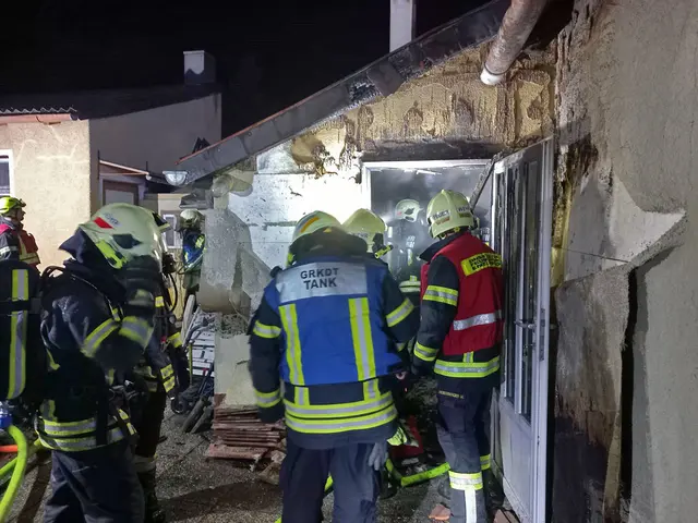 Dank der raschen Alarmierung konnte eine weitere Ausbreitung des Feuers verhindert werden – dennoch entstand am Wohnhaus erheblicher Sachschaden. | Foto: BFKDO BADEN / Markus Hackl