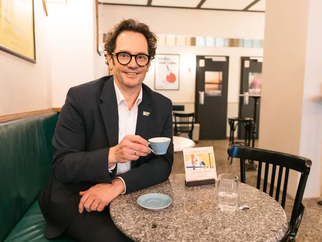 Bezirksvorsteher Markus Reiter (Grüne) spricht mit den Jugendlichen.  | Foto: BV7