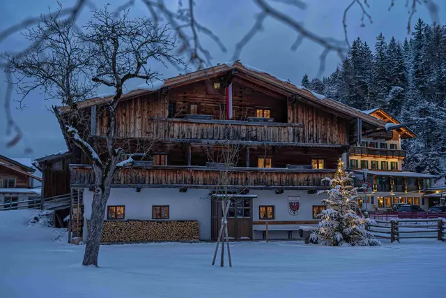 Tief in die regionale Geschichte führt die „Tiroler Bergweihnacht“ im Sixenhof in Achenkirch.

 | Foto: Achensee Tourismus
