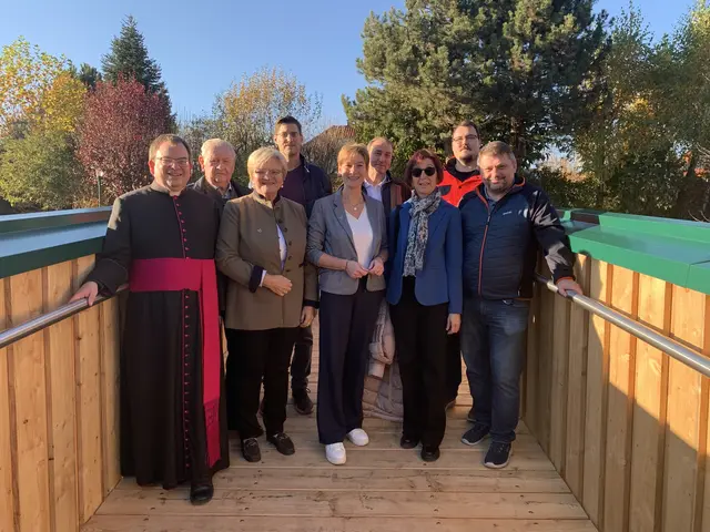 Monsignore Markus Heinz, Bgm.a.D. Franz Fuchs, Vizebgm. Erika Zeh, Thomas Weissinger (Fa. Schneider-Consult), Bgmin. Monika Fischer, Franz Schoisengeier (Fa. Holzbau Schoisengeier), Vizebgm.a.D. Maria Hinterhofer, Erik Dorfbauer (Fa. Strabag), Wolfgang Mayer (Fa. Straba | Foto: Marktgemeinde Pyhra