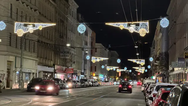 Die Weihnachtslichter entlang der Wallensteinstraße wurden am Donnerstag, 20. November, zum ersten Mal diese Saison eingeschaltet. | Foto: BV 20