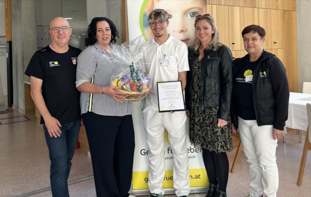 Felix Drexler, der derzeit in der Klinik Oberwart als Zivildiener arbeitet wurde vom Verein Geben für Leben mit einer Urkunde und einem Geschenkkorb überrascht (Kurt Posch GfL, Sabrina Heigl, Felix, Erika Weiner, Barbara Pelzmann). | Foto: Verein Geben für Leben