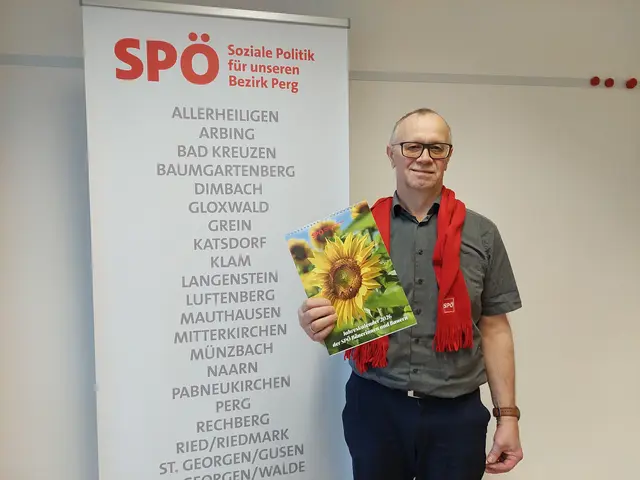 Der SPÖ-Bezirksbauernvorsitzende Leopold Enengl mit dem Kalender. | Foto: SPÖ