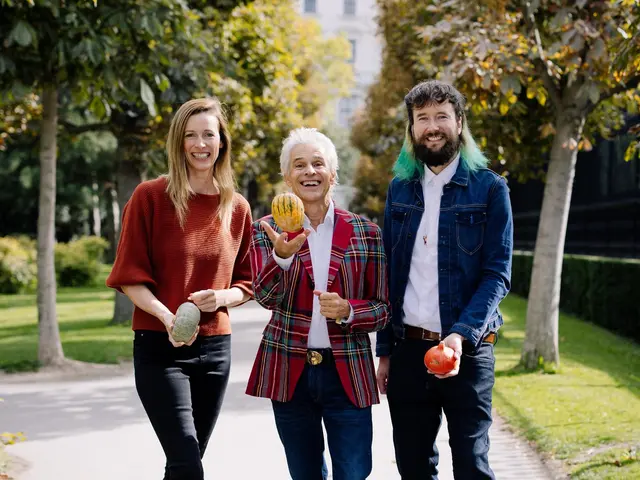 Cornelia und Andreas Diesenreiter schaffen gemeinsam mit Erfolgsautor Thomas Brezina (mitte) Bewusstsein für die sozialen und ökologischen Konsequenzen von Lebensmittelverschwendung.  | Foto: Doris Himmelbauer