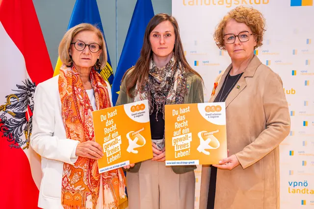 Johanna Mikl-Leitner, Viktoria Hutter und Christiane Teschl-Hofmeister setzen klares Zeichen gegen Gewalt im Bezirk Waidhofen/Thaya. | Foto: VPNÖ