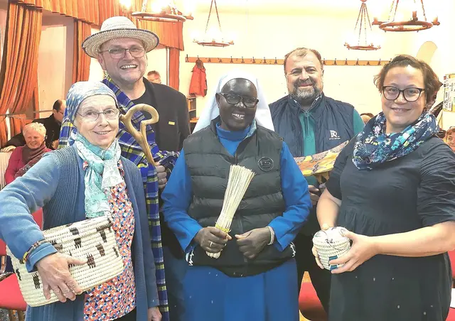 Elisabeth und Erwin Mayer, Schwester Christine, Pfarrer Jerome und „Dolmetscherin“ Marianne Sookdeo. | Foto: Josef Messirek