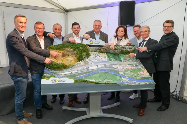 Das Modell des neuen Terminal Peggau gibt es bereits. Jetzt erfolgte, im Beisein von zahlreichen Ehrengästen, der Startschuss für die Bauarbeiten. | Foto: Armin Russold