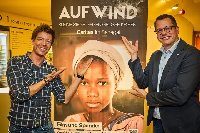 Filmemacher Thomas Hadinger und Caritas Generalsekretär Christoph Riedl präsentieren den Film "Aufwind - Kleien Siege gegen große Krisen" über die Projekte der Caritas im Senegal. | Foto: Presse & Foto Franz Gleiß