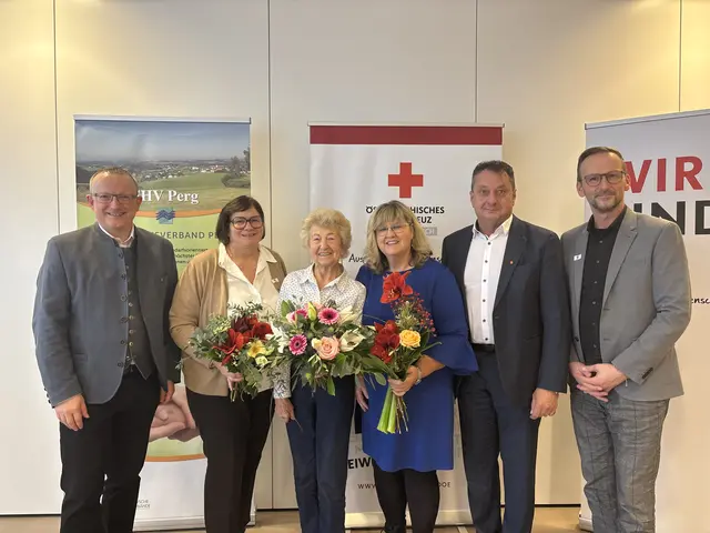 SHV-Perg-Obmann und Rotkreuz-Bezirksstellenleiter Werner Kreisl, Tagesbetreungszentrums-Leiterin Michaela Berger, Mitarbeiterin der ersten Stunde Marianne Lampl, Elfriede Reindl (Koordinatorin Gesundheits- und Soziale Dienste beim Roten Kreuz), Bürgermeister Landtagsabgeordneter Anton Froschauer, Rotkreuz-Bezirksgeschäftsleiter Christian Geirhofer. | Foto: MeinBezirk Perg/Köck