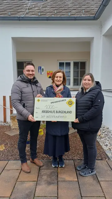 Bürgermeister Thomas Niklos, Andrea Konrath und JVP-Ortsobfrau Melanie Deutsch bei der offiziellen Übergabe der 1.000-Euro-Spende an die Krebshilfe Burgenland. | Foto: Thomas Niklos