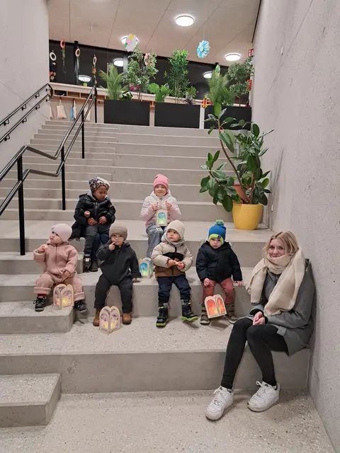Die Kinder freuten sich, die selbst gemachten Laternen zum leuchten zu bringen.  | Foto: zVg. Gemeinde Weinburg