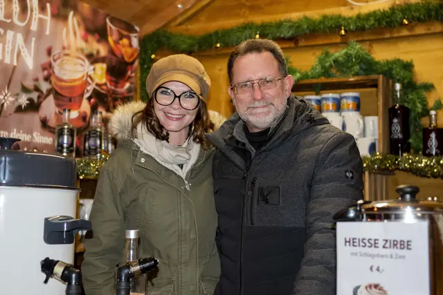 Die vorweihnachtliche Stimmung vor Ort wurde besonders durch den leichten Schneefall verstärkt.  | Foto: Sophia Braun