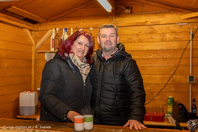 Melitta (Pflegerin in Pension) und Walter (freiwilliger Helfer) sorgen für die innere Wärme mit Glühweinen und verschiedensten Getränken. | Foto: www.cine-motion.at / Ivanek