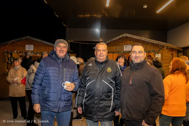 Hausmeister in Pension und Johann Eichenseder mit derzeitigen Hausmeister - alle feiern mit. | Foto: www.cine-motion.at / Ivanek