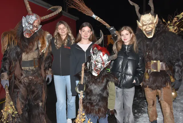Ein heißer Abend mit den Burg Dämonen aus Windhaag bei Perg und den Oast Teifin aus Perg-Pregarten begeisterte Besucher-Massen aus dem ganzen Bezirk im Sportzentrum Pabneukirchen.  | Foto: Zinterhof