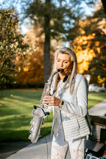 Hinreißend: Saxophon-Artistin Maria Kofler im malerischen Congress-Igls-Park | Foto: Blickfang/Julia Türtscher