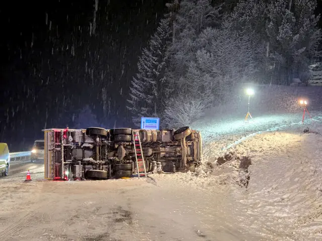 Lkw lag in St. Johann im Pongau quer auf der Fahrbahn. | Foto: Feuerwehr St. Johann im Pongau