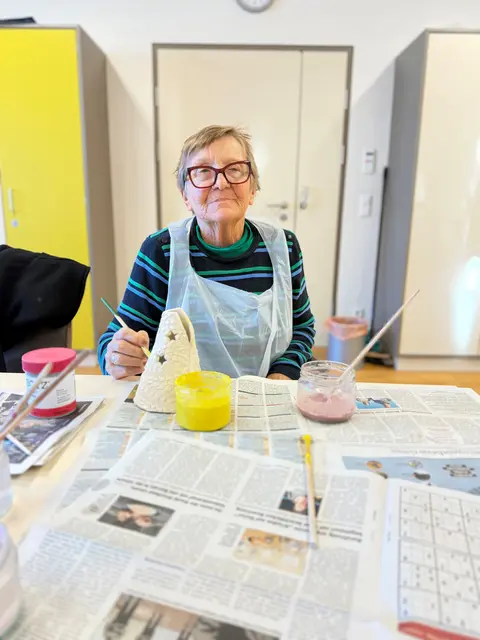 Bewohnerin Siegrid Maurer bastelte begeistert für den Adventmarkt. | Foto: PBZ Stockerau