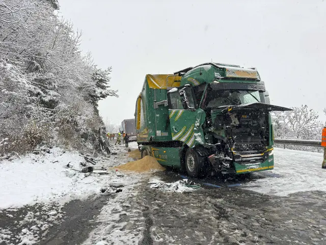 Zwei Lkw und ein Transporter verursachten eine Totalsperre für den Zirler Berg. | Foto: Zeitungsfotos.at