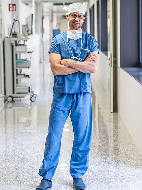 Primar Thomas Alber, Leiter der Urologie am LKH Hochsteiermark, empfiehlt Männern ab 20 Jahren regelmäßige Selbstuntersuchungen der Hoden sowie ab 45 Jahren eine Prostatafrüherkennungsuntersuchung beim Facharzt.  | Foto: Harald Tauderer