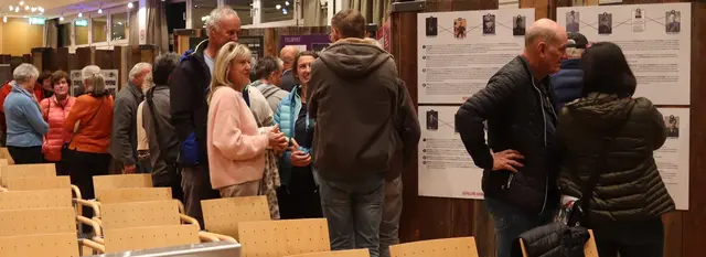 Das Publikum nach dem Vortrag im Gespräch bei der Ausstellung. | Foto: Tatschl