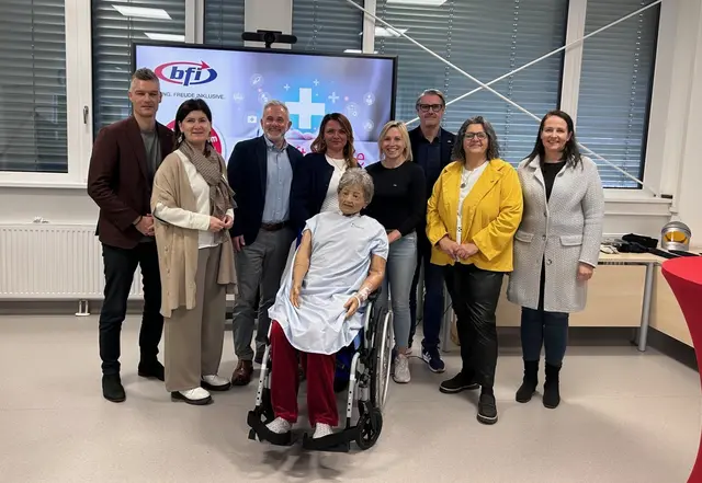 v.l.n.r: Daniel Weidlitsch (AK Kärnten); Bgm. Maria Knauder (Bgm. St. Andrä); Ing. Gottfried Pototschnig, MBA (Geschäftsführer bfi-Kärnten); DGKP Simone Markut, M.Ed (bfi-Kärnten); DGKP Nicole Preschern, BA, MA, M.Ed (bfi-Kärnten); Mario Kuttnig (Moderation); DGKP Bettina Klösch und Dr. Michaela Lientscher mit der Simulationspuppe Herta. | Foto: bfi-Kärnten