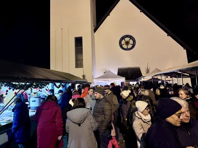 Der Weihnachtsbazar im Elixhausner Ortsteil Sachsenheim zog an den Wochenendabenden viele Besucherinnen und Besucher an. | Foto: Carmen Kurcz